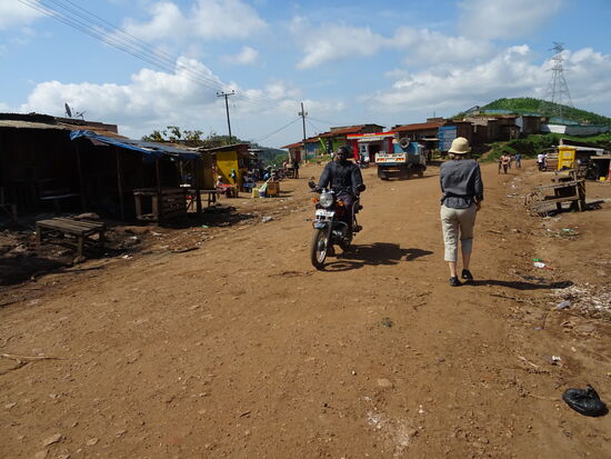 Das Dorf Rwaihamba ist nicht besonders groß. Es besteht aus einfachen Hütten und Häusern. Direkt davor wird ein kleines Geschäft betrieben.