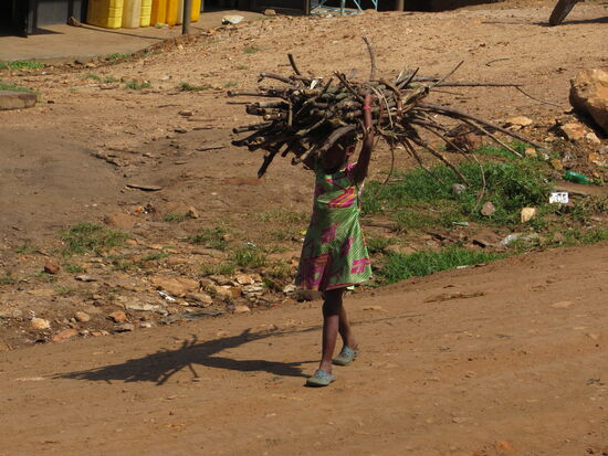 Dann sehen wir noch, wie die Familie ebenfalls im Dorf ankommt. Ganz schön harte Arbeit für ein so kleines Mädchen.