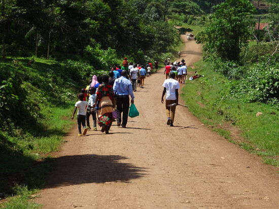 Auf unserem Rückweg kommen uns unzählige Menschen entgegen. Sie haben sich richtig fein gemacht - sie kommen gerade aus der Kirche.