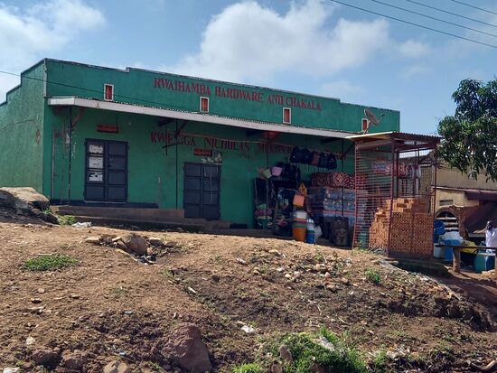 Hier gibt es Haushaltswaren und auch Matratzen und Holz zu kaufen.