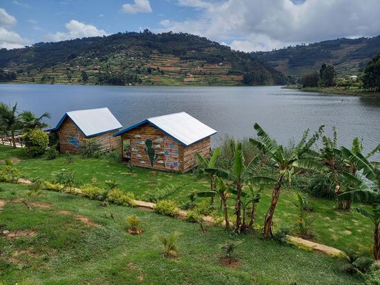 Das wird unsere Unterkunft am Bunyonyi See sein. Wir freuen uns auf ein Wiedersehen.