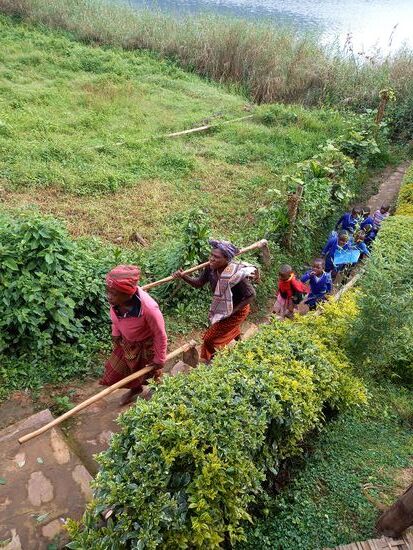 Morgens gegen 8:30Uhr kommen die ersten Feldarbeiterinnen und Kinder vom Festland herüber.