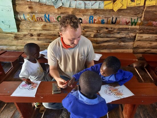 Omer unterstützt mich dabei.