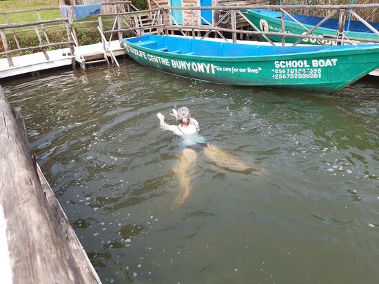 Da heute vorerst die letzte Gelegenheit ist, gehe ich zwischen durch kurz schwimmen.