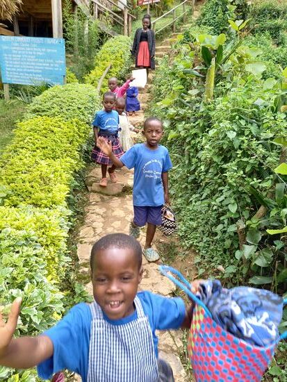 Schließlich kommen die Mädchen und Jungen den Berg herunter.