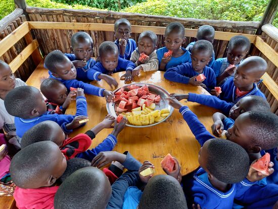 Matthias und ich haben Obst vorbereitet, im Nu ist der Teller leer  