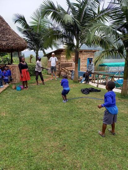 Ehe wir Abschied nehmen von den Kindern wird das neue große Springseil ausprobiert.