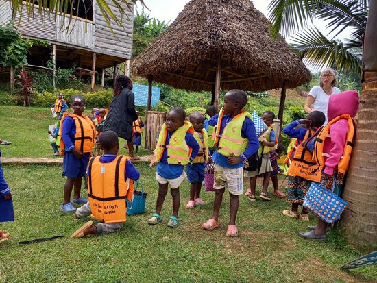 Bevor es ins Boot geht, werden Schwimmwesten angelegt. Leider sind schon einige defekt  