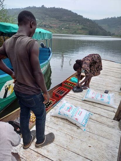 Nachmittags kommen noch die zwei Sack Porridge die wir im Namen unseres Vereins Gemeinsam für Kinder der Welt gespendet haben.