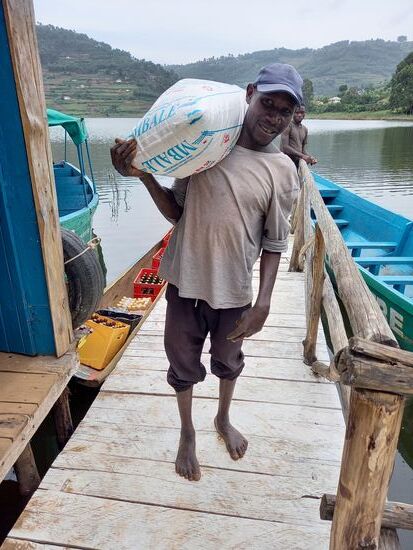 Andrew der Bootsmann packt gleich mit an.