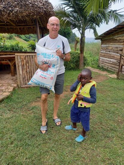 Matthias trägt den anderen Sack nach oben.
