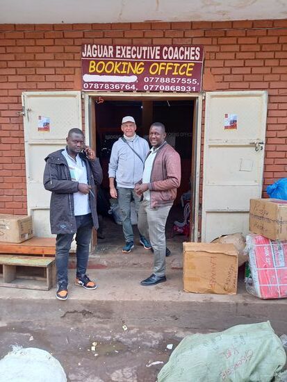 Dort bringt er uns zum Bus Office. Wir kaufen zwei Tickets nach Kigali im Auto. Das kostet 30000 UGX/ Person. Das sind 7,50€/ Person. Dann verabschiedet sich Gad nochmals herzlich und wir ziehen weiter.