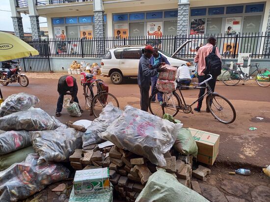 Vor dem Office herrscht beschäftiges Treiben.