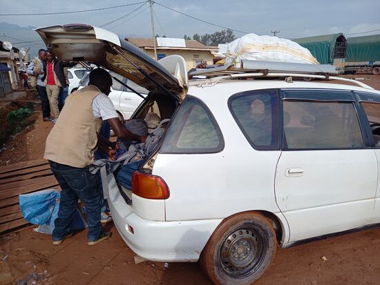 Das Gepäck wird verstaut. Für sieben Personen eine kleine Herausforderung.