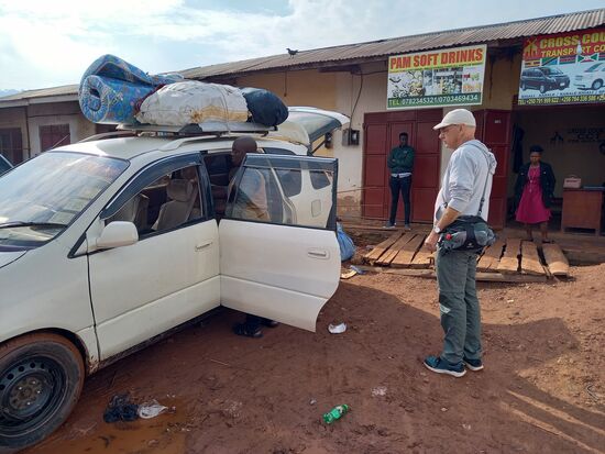 Im Auto haben 7 Fahrgäste  "Platz". Man kann auch sagen es ist kuschelig unbequem.  Aber für 2,5 Stunden Fahrt total okay.