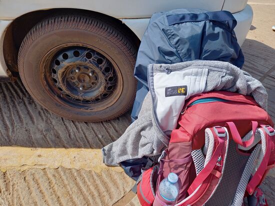An der Grenze wird alles ausgeladen und das Gepäck durchläuft dem üblichen Sicherheitscheck. 
Bei der Gelegenheit sehen wir das keines der Räder mit fünf Radschrauben befestigt ist. Ein Wahnsinn!