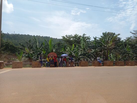 Nach weiteren 2 Stunden Fahrt kommen wir in Kigali am Busbahnhof an.