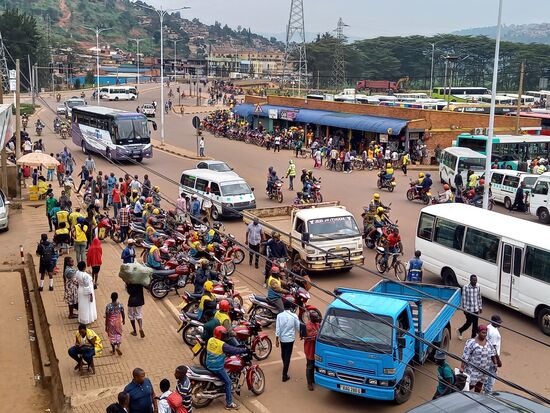 Am Busbahnhof warten unzählige Motorräder auf Kundschaft.