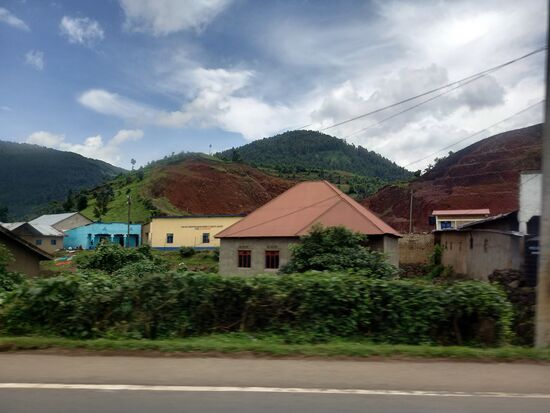 Wieder fällt uns die Sauberkeit auf.  Wir beobachten wie allerorts gefegt und gereinigt wird.