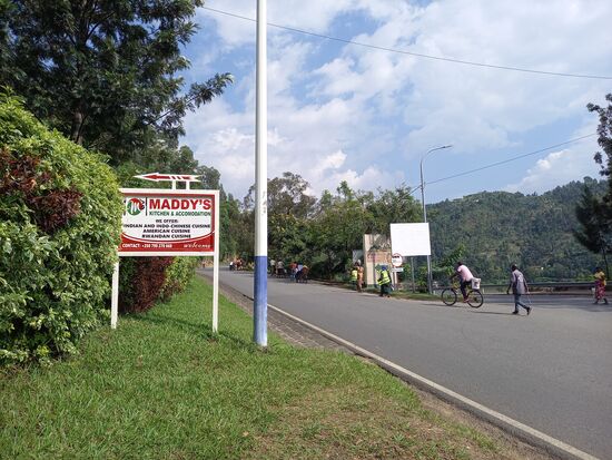 Hier werden wir die nächste Nacht verbringen. Kaum sind wir angekommen,  gibt es ein kräftiges Gewitter und ausgiebig Regen.