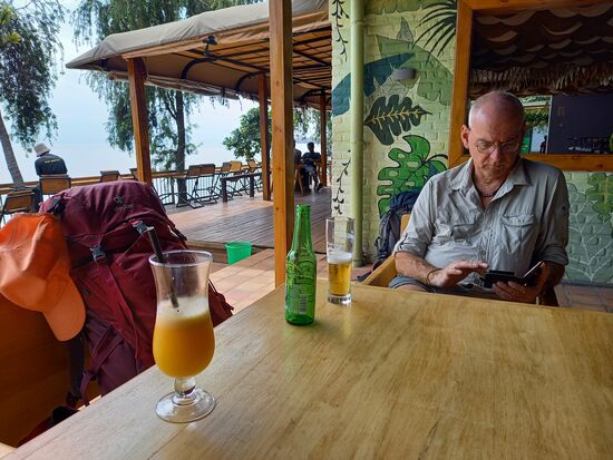 Ein kühles Getränk und etwas zu essen