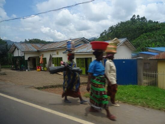 Es erstaunt uns immer und immer wieder was die Frauen kilometerweit auf ihren Köpfen tragen.