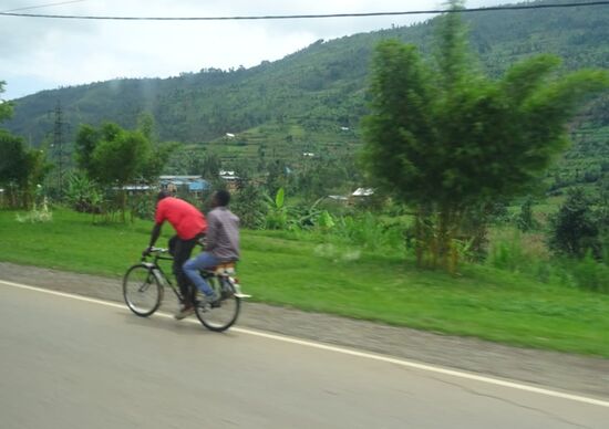 Es sind unglaublich viele Fahrräder unterwegs. Aufgrund ihrer meist hohen Geschwindigkeit gelingt es uns kaum sie im Bild festhalten.