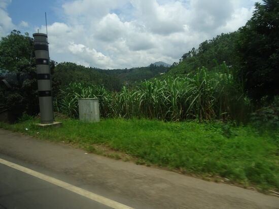 Alle paar Kilometer ein Blitzer am Straßenrand.
