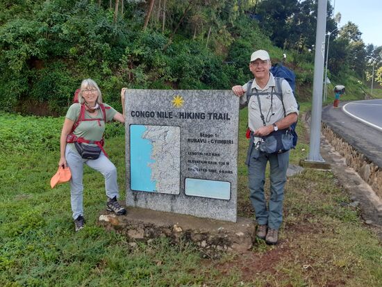 Vor uns liegen heute über 18km. Es sind drei herausfordernde Anstiege enthalten. Ein kleines Stück geht es die Straße entlang und dann geht es auf schmalen Pfaden weiter.