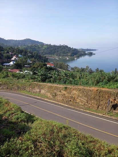 Ein Blick auf die Straße und den See