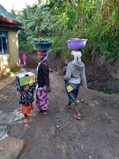 Schon nach kurzer Zeit durchqueren wir ein Dorf.