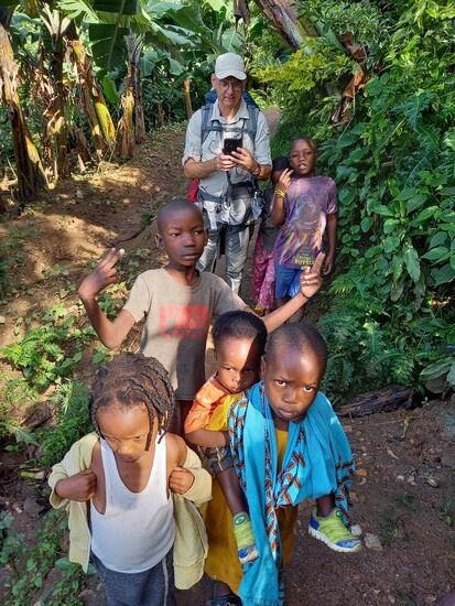 Durch eine Bananenplantage geht es weiter und wir sind von Kindern umzingelt. Die Menschen sind in unseren Augen arm, aber es scheint genug zu essen zu geben.