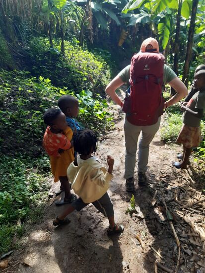 Die Kinder verfolgen uns einen langen Weg, ehe sie die Hoffnung aufgeben doch noch etwas zu bekommen.