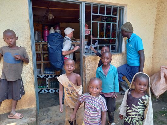 Wir sind inzwischen schon eine Weile unterwegs und nutzen die Gelegenheit in diesem Dorf etwas zu trinken zu kaufen. Natürlich wieder gefolgt von Kinodern  