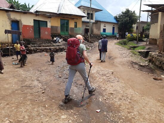 Es geht weiter stetig bergauf und ich versuche es mal mit der Unterstützung der Stöcke.