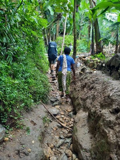 Die Wege sind zum Teil sehr anspruchsvoll. Die Einheimischen meistern es allerdings mit Leichtigkeit.