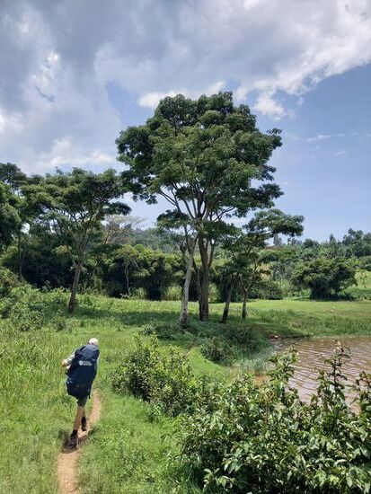 Inzwischen sind wir wieder auf Höhe des Sees und der nächste Anstieg lässt auf sich warten.
