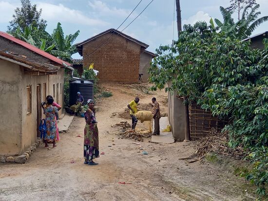 Wir queren wieder ein Dorf. Sobald wir gesichtet werden hören wir auch schon die Rufe der Kinder: Mozungu 
Die älteren Menschen begrüßen uns mit einem Lächeln und großer Ehrfurcht.