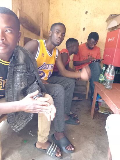 Dann endlich mal wieder die Gelegenheit ein Getränk zu kaufen und schon sitzen wir mit diesen Jungs zusammen und kommen ins Gespräch.