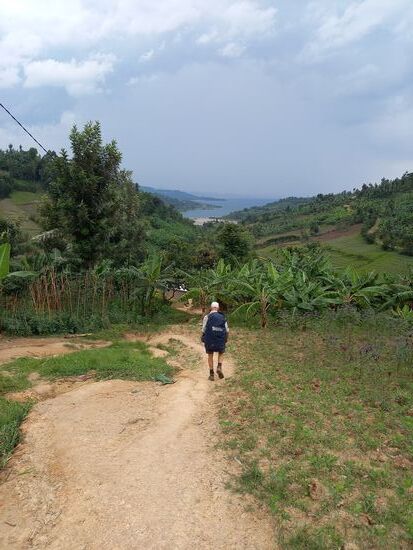 Es geht wieder bergab auf Höhe des Sees von 1450m.