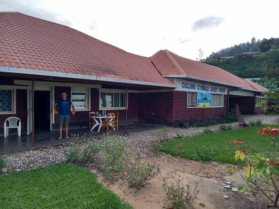 Das Guesthouse ist direkt am See. Sehr einfach ausgestattet,  es gab nur eine kalte Dusche. Aber die Bedienung war sehr liebenswürdig und hat uns ein lokales Essen aus Reis, Bohnen, Spinat und etwas Fleisch gezaubert.