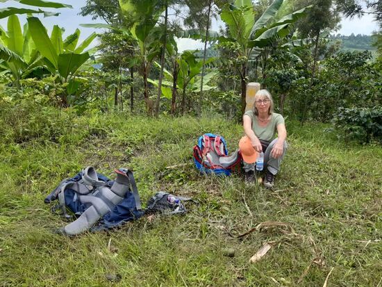 Zwischendurch die Rucksäcke einfach mal ins Gras schmeißen um Rücken und Schultern entlasten.