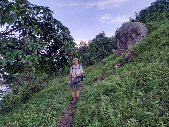 Zunächst geht es etwas erhöht, völlig entspannt immer am See entlang.
