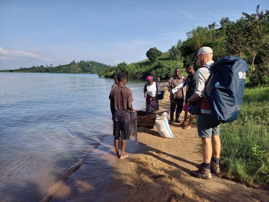 Am See wird der Fischfang begutachtet.