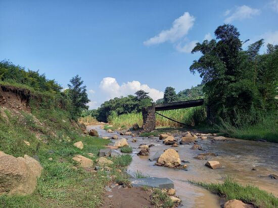 Blick auf die Brücke vom Flussbett aus.