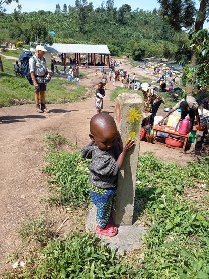 Entlang der Strecke gibt es immer wieder interessante Begegnungen mit den Einheimischen. Hier ist gerade Markt und der frisch gefangene Fisch wird verkauft. Wir werden allerorts freundlich begrüßt.