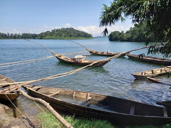 Diese Boote fahren nachts im Dreierverband raus auf den See. Die kleinen Fische "Sambaza" werden mit kleinen Laternen angelockt.
