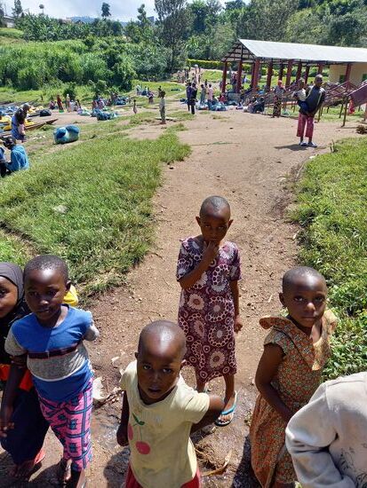 Sofort haben wir wieder die volle Aufmerksamkeit der Kinder und die Frage nach Geld oder Bonbons.