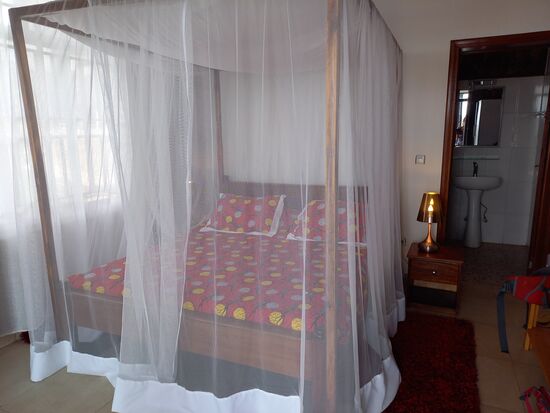 Alles sehr sauber und eine warme Dusche gibt es auch  