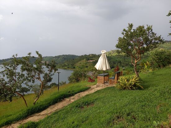 Im Preis inbegriffen ist eine tolle Sicht auf den See. Allerdings hat es sich zugezogen und es folgt ein Gewitter.